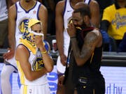 Wer auch immer von den beiden den NBA-Titel holt: US-Präsident Trump will weder Stephen Curry von den Golden State Warriors (links) noch LeBron James von den Cleveland Cavaliers im Weissen Haus sehen (Bild: KEYSTONE/AP/BEN MARGOT)