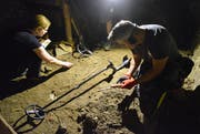 Daniela Wiesli und Stefan Di Staso suchen historische Fundstücke. In einem Wohnhaus an der Ringstrasse werden sie fündig. (Bild: Christoph Heer)