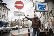 Seit Mitte Februar gilt das neue Verkehrsregime auf dem Boulevard. Der Kreuzlinger Stadtrat Ernst Zülle zeigt die neue Signalisation am Helveitiaplatz, welche die Einfahrt in den Boulevard verbietet. (Bild: Reto Martin)