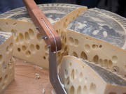 Nicht nur in der Schweiz, auch im Ausland findet der Emmentaler-Käse Anklang (Archivbild). (Bild: KEYSTONE/URS FLUEELER)