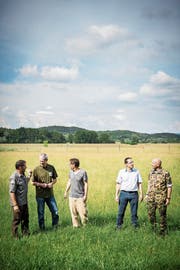 Arbeiten in der Aufsichtskommission erfolgreich zusammen: Jagdaufseher Ruedi Lengweiler, Reservatsaufseher Reinhold Müller, Joggi Rieder, Naturschutzfachmann von Armasuisse, Stadtrat Urs Müller und Waffenplatzkommandant Felix Keller auf der Grossen Allmend. (Bild: Reto Martin)