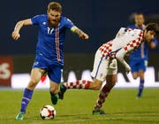 Aron Gunnarsson ist der bärtige Captain Islands. (Darko Bandic/AP)