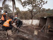 Kritik am Katastrophenschutz in Guatemala: Den Behörden wird vorgeworfen, das Gebiet um den Feuervulkan beim Ausbruch nicht rechtzeitig evakuiert zu haben. (Bild: KEYSTONE/AP/MOISES CASTILLO)