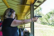 Feldschiessen 2017 mit der Pistole auf 50 Meter Distanz im Schaugenbädli bei St.Gallen. (Bild: Jil Lohse - 11. Juni 2017)