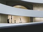 Wunderschön: Skulpturen von Alberto Giacometti in der Rotunde des Guggenheim-Museums in New York. Mit der gegenwärtigen Ausstellung kehrt der Bündner gleichsam zu seinen Anfängen zurück: Das Guggenheim war 1955 das erste Museum, das seine Werke ausstellte. (Bild: Keystone/EPA/JUSTIN LANE)