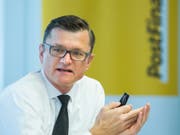 Will bei den Kunden die hohle Hand machen: Postfinance-CEO Hansruedi Köng. (Bild: KEYSTONE/PETER KLAUNZER)