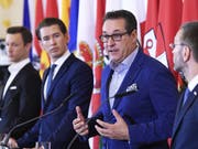 Österreichs Regierung von Sebastian Kurz (2.v.l.) informiert über "Entscheidungen im Kampf gegen politischen Islam". Mit dabei Kanzleramtsminister Gernot Blümel (l), Vizekanzler Heinz-Christian Strache (2.v.r.) und Inneminister Herbert Kickl (r). (Bild: KEYSTONE/APA/APA/ROBERT JAEGER)