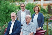Der abtretende Präsident Michael Lerch, sein Nachfolger Hansjörg Stettler, der bisherige Vermietungschef Franz Staubli und Regula Brunner, die das Mietwesen übernimmt. (Bild: Mathias Frei)