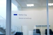 Eingang der Steuerverwaltung Kanton Zug: Die Zuger Steuerprivilegien würden den Ärmsten schaden, sind die Alternativen überzeugt. Bild: Maria Schmid (11. Januar 2018)