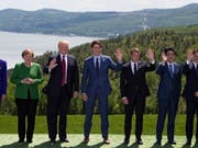Das "Familienfoto" der Gipfel- Teilnehmerinnen und -Teilnehmer vor der Naturkulisse des Sankt-Lorenz-Stroms. (Bild: KEYSTONE/EPA POOL/IAN LANGSDON/POOL /)