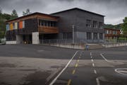 Der Stadtrat wollte den Trakt A des Schulhauses Würzenbach um ein Geschoss erhöhen. Bild: Boris Bürgisser (15. Mai 2018)