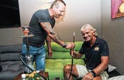 Präsident, neu Ehrenpräsident und Nichtraucher: Patrick Wirth bekommt von Shishabar-Betrieber Stefano Recine eine Wasserpfeife gereicht. (Bild: Christine Luley)