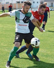 Rebsteins Daniel Niederl (links) im Duell mit Lendim Ibrahimi vom FC Rheineck. Wer von beiden steigt in die 2. Liga auf? Oder schafft der FC Rüthi die Promotion? (Bild: Archiv/rez)