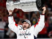 Alex Ovechkin hält stolz den Stanley Cup in die Höhe (Bild: KEYSTONE/AP/JOHN LOCHER)