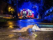 In Teilen Deutschlands mussten die Feuerwehren wegen Unwettern erneut hunderte Male ausrücken. (Bild: KEYSTONE/EPA/KOHLS)