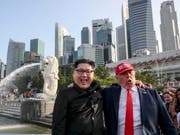 Die Doppelgänger von Kim Jong Un und Donald Trump sind schon in Singapur, und sind guter Dinge. (Bild: KEYSTONE/EPA/WALLACE WOON)