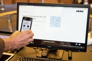 Über eine App hat man Zugriff auf seine digitale Identität. (Bild: Alexandra Wey (15. November 2017))