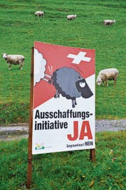 Im Abstimmungskampf zur Ausschaffungs-Initiative setzte die SVP auf umstrittene Schäfchenplakate. (Bild: Geatan Bally/Keystone)