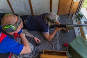 Feldschiessen 2017 im Schaugenbädli bei St.Gallen: Schiessen mit dem Sturmgewehr auf 300 Meter Distanz. (Bild: Jil Lohse - 11. Juni 2017)