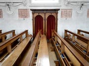 In einem Beichtstuhl in einer Römer Kirche sind 36'000 Euro gefunden worden. Die Herkunft des Geldes ist unbekannt. (Bild: KEYSTONE/URS FLUEELER)
