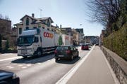 Lastwagen in Gossaus Zentrum sind seit Jahren ein leidiges Thema. (Bild: Michel Canonica)