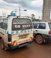 «Easy!» Der Chauffeur dieses Busses in Kampala bewahrt auch im Stossverkehr die Ruhe. (Bild: Yasmin Kunz; Kampala, 5. Juni 2018)
