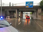 Heftiges Gewitter über der Region Frauenfeld: Autos bleiben in einer Unterführung stecken. (Bild: Kapo TG)