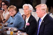 Merkel wirft einen Blick in Trumps Richtung. (Bild: Leon Neal/Getty Images)