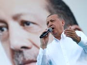 "Die Schritte führen die Welt zu einem neuen Kreuzzug": der türkische Präsident Recep Tayyip Erdogan über die angekündigte Zwangsschliessung von Moscheen in Österreich. (Bild: KEYSTONE/EPA/TUMAY BERKIN)