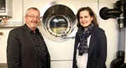 Geschäftsleitung der JOP: André Himmelrich (links) Claudia Zemp vor dem Eisspeicher. Bild: PD.