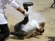 Anhaltende Gewalt in Nahost: Ein verletzter Palästinenser nach dem Beschuss durch einen Tränengas-Behälter durch die israelische Armee im Gazastreifen am Freitag. (Bild: KEYSTONE/AP/ADEL HANA)