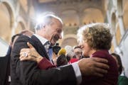 Corine Mauch nimmt Gratulationen von Filipp Leutenegger entgegen. | Ennio Leanza / Keystone