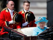 Queen Elizabeth fährt mit der Kutsche zur Militärparade "Trooping the Colour" anlässlich ihres Geburtstags. (Bild: KEYSTONE/AP/FRANK AUGSTEIN)