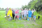 Der Kneipp-Garten wird neben dem Spielplatz Luegwies gebaut: Die Initianten (barfüssig), Unterstützer und Ausführenden setzen den ersten Spatenstich. Nächste Woche ist Baubeginn. Ende August wird man die Bottiche nicht mehr brauchen, dann werden die Becken fertig sein, um mit Füssen und Armen zu kneippen. (Bild: Monika von der Linden)