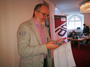 FDP-Präsident Hans-Melk Reinhard konsultiert die Resultate. | Bild: mvr