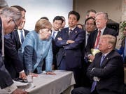 Die deutsche Kanzlerin Angela Merkel am G7-Gipfel in Kanada im Gespräch mit US-Präsident Donald Trump. (Bild: KEYSTONE/EPA BUNDESREGIERUNG/JESCO DENZE HANDOUT)