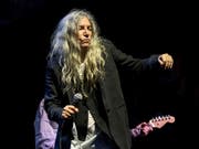 Zorn und Zärtlichkeit: Die Punk-Poetin Patti Smith bei ihrem Auftritt im Zürcher Landesmuseum. (Bild: KEYSTONE/ENNIO LEANZA)