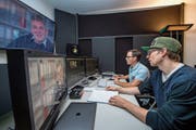 Martin Wabel (vorne) und Reto Indergand machen den letzten Schliff an ihrem Film. (Bild: Pius Amrein (Erstfeld, 7. Juni 2018))
