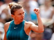 Lohn für einen starken Auftritt: Simona Halep holte in Paris ihren ersten Grand-Slam-Titel (Bild: KEYSTONE/EPA/YOAN VALAT)