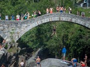 Die Römerbrücke bei Lavertezzo ist ein beliebter Badeort. Das Schwimmen im Fluss hat aber seine Tücken und fordert immer wieder Todesopfer. (Bild: KEYSTONE/TI-PRESS/PABLO GIANINAZZI)