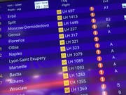Eine Anzeigetafel auf dem Internationalen Flughafen von Frankfurt am Main zeigt die Landung des Lufthansa-Fluges aus dem nordirakischen Erbil (oben) an. An Bord der Maschine befand sich nach Medienangaben der Iraker Ali B., der Tatverdächtige im Fall Susanna. (Bild: Keystone/DPA/MIRIAM BANDAR)