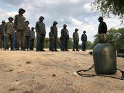 Stramm gestanden: Mit militärischen Methoden werden die Wildhüter auf ihre Aufgaben im Busch vorbereitet. (Bild: Dominik Buholzer)