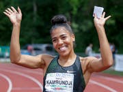 Mujinga Kambundji winkt den Zuschauern zu nach ihrem Sieg über 100 m in Genf (Bild: KEYSTONE/SALVATORE DI NOLFI)