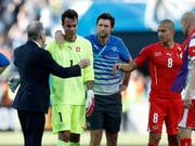 Musste nach seiner Derniere im WM-Achtelfinal 2014 gegen Argentinien untröstliche Spieler (hier Goalie Diego Benaglio) stützen: Ottmar Hitzfeld (Bild: KEYSTONE/PETER KLAUNZER)