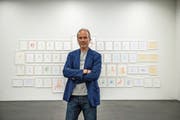 Der österreichische Künstler Erwin Wurm im Kunstmuseum Luzern vor seinen eigenen Zeichnungen. (Bild: Dominik Wunderli (Luzern, 8. Juni 2018))