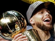 4:0 in der Finalserie gegen die Cleveland Cavaliers und zum MVP gewählt: Golden States Stephen Curry könnte kaum glücklicher sein (Bild: KEYSTONE/EPA/LARRY W. SMITH)