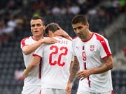 Der dreifache Torschütze Aleksandar Mitrovic (rechts) und seine serbischen Teamkollegen feiern einen Treffer (Bild: KEYSTONE/EPA EXPA/DOMINIK ANGERER)