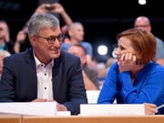 Wurden in Leipzig als Vorsitzende der deutschen Linken wiedergewählt - wenn auch ohne Glanz: Bernd Riexinger (l) und Katja Kipping (r). (Bild: Keystone/DPA/BRITTA PEDERSEN)