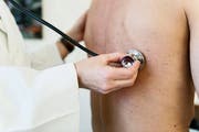 Patienten, die sich auf einer schwarzen Liste befinden, werden nur im Notfall behandelt. (Bild: Christian Beutler/KEY)