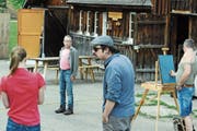   Repetition in the original place in front of the house of youth Bräkers: the painter Josef Reinhard (on the right), behind Ueli Bräker at 55 Guschti (Image: Michael Hug) 